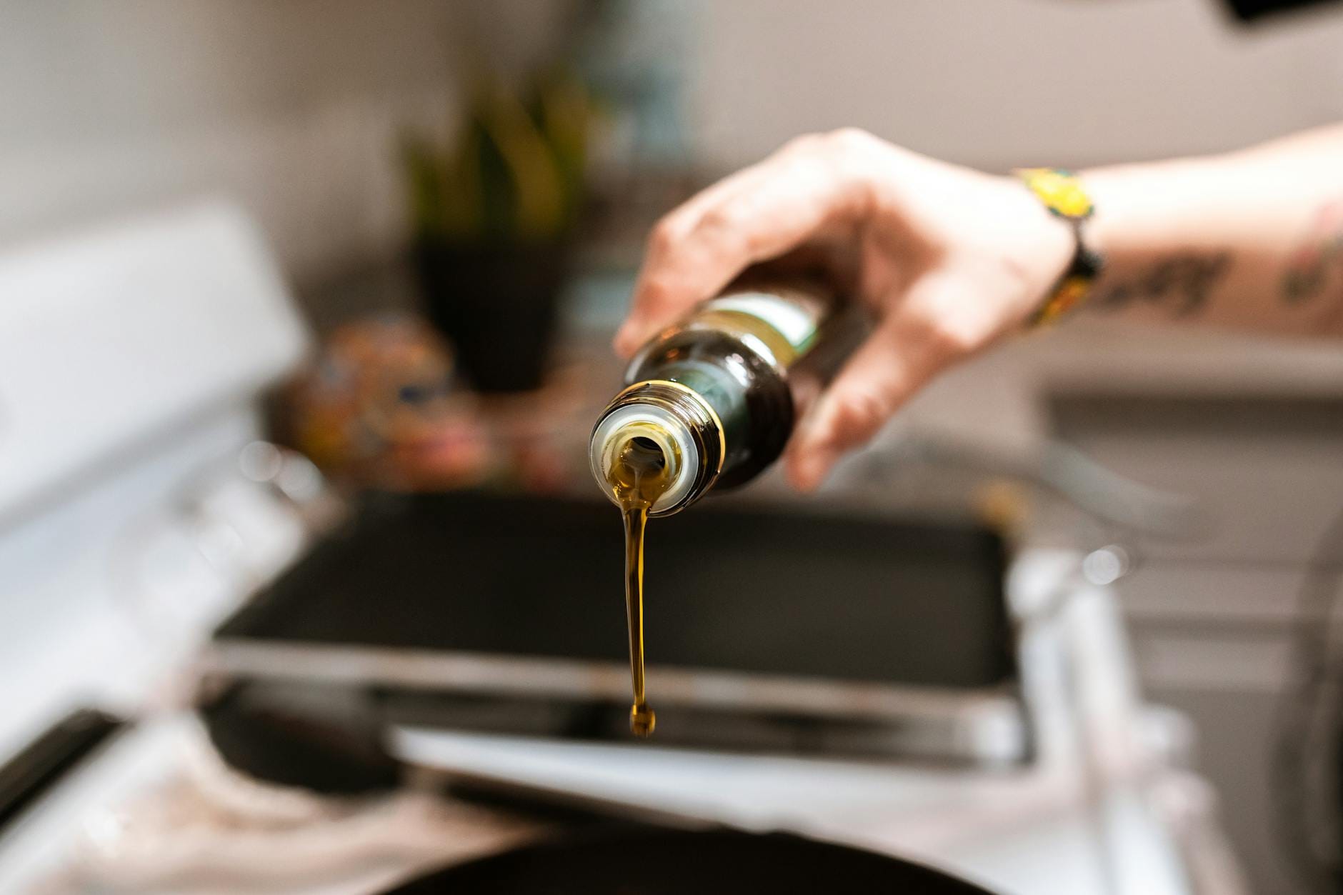 Extra virgin olive oil being poured, illustrating the difference between olive oil grades in South Africa